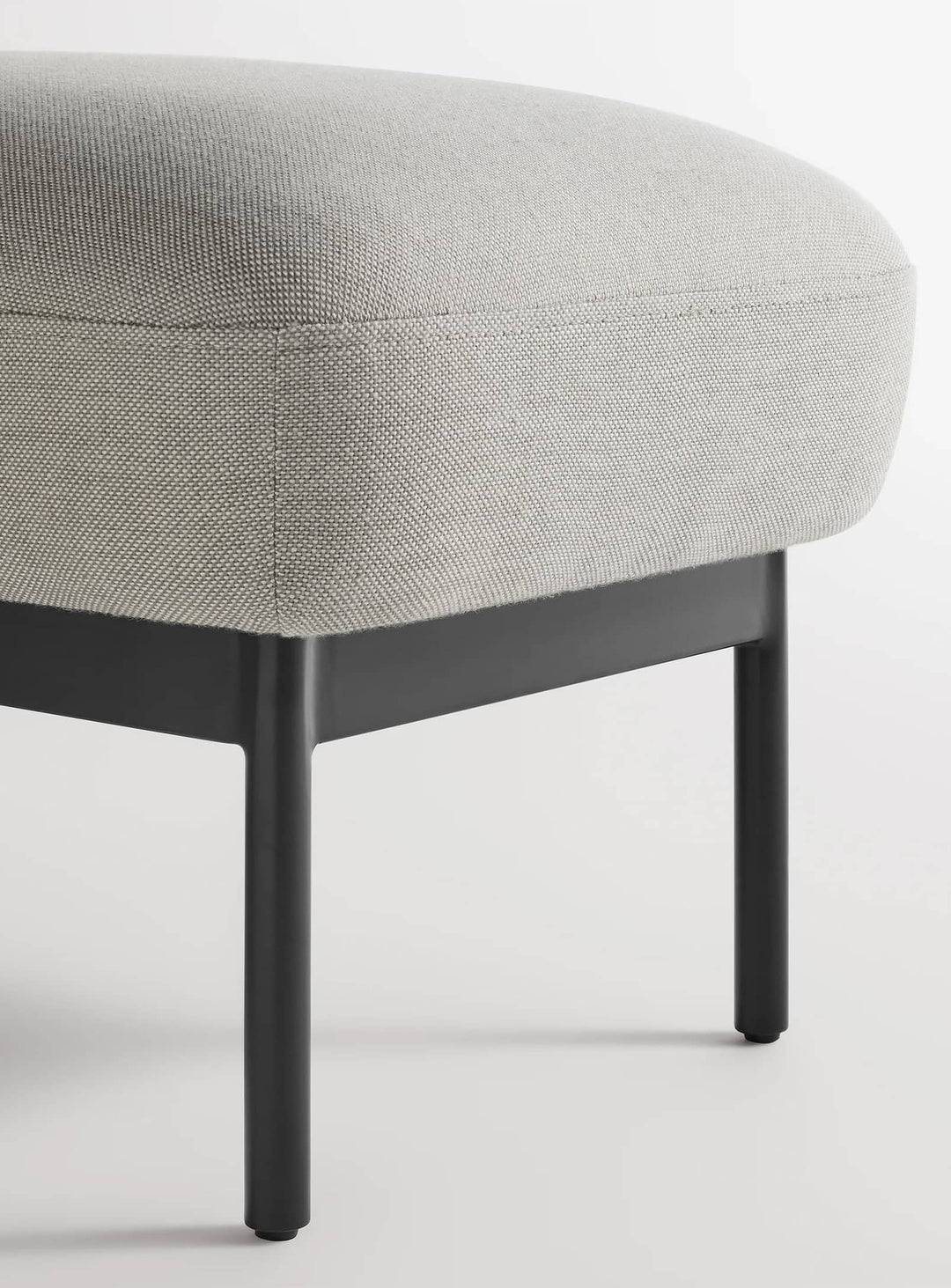 Banc Puff Puff Blu Dot : banc design, idéal pour pied de lit. maharam mode in prediction