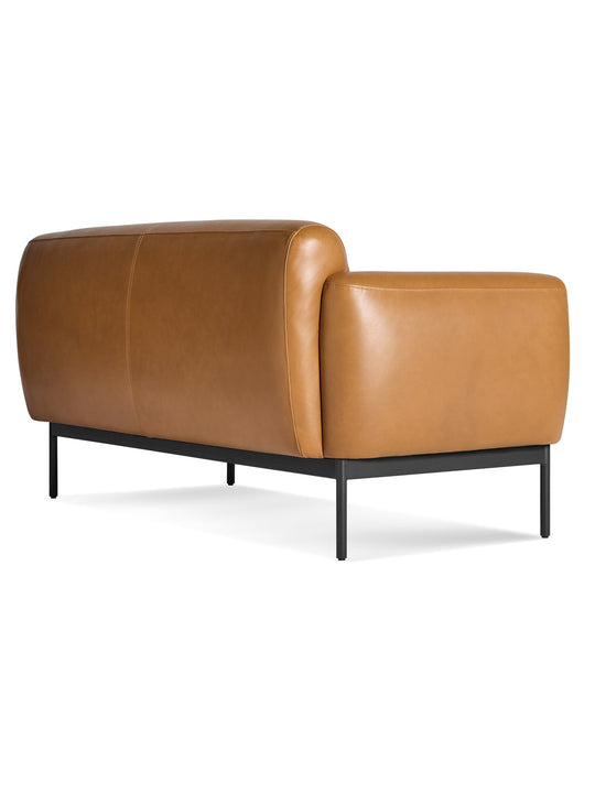 Sofa deux places Puff Puff de Blu Dot : base acier et structure bois massif. Cuir canyon