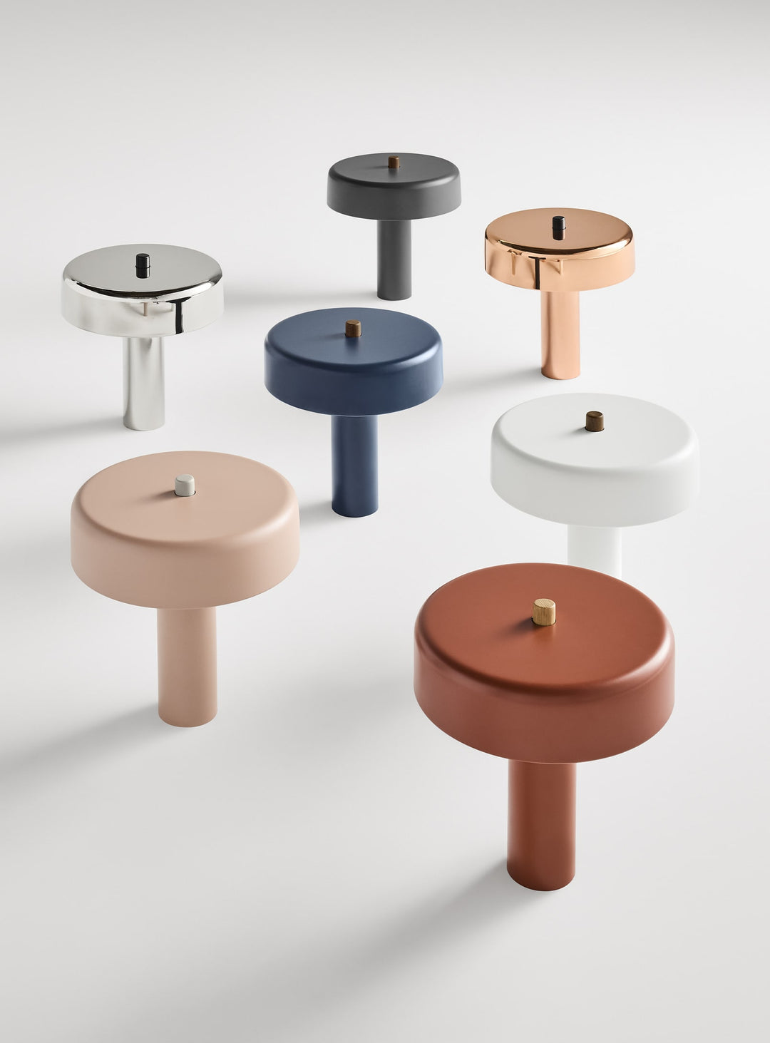 Lampe de table Blu Dot Punk : métal poli et charme minimaliste. 