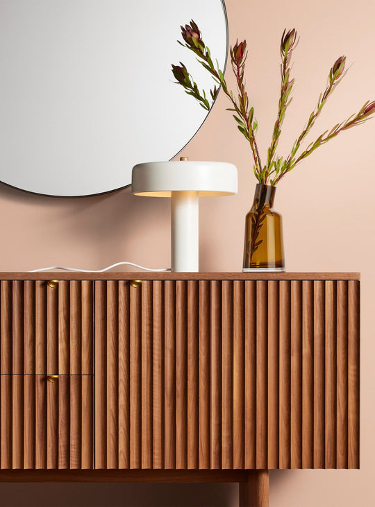 Lampe de table Punk de Blu Dot : design industriel et élégance moderne. Blanc