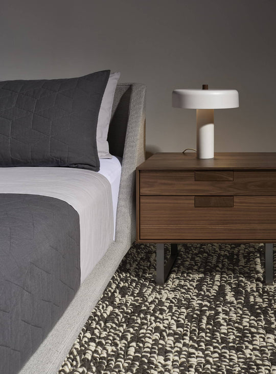 Lampe design Punk Blu Dot : artisanat raffiné et lumière enveloppante. Blanc