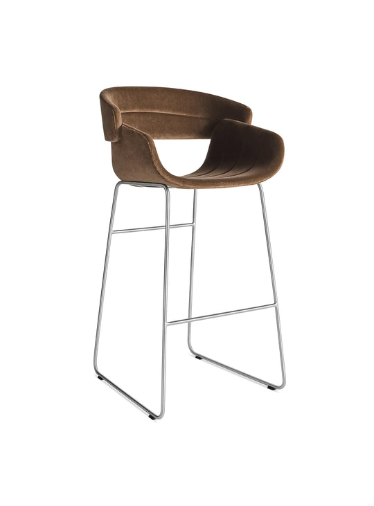 Tabouret de bar Racer Blu Dot : tabouret contemporain, confort et style raffiné. coffee velvet