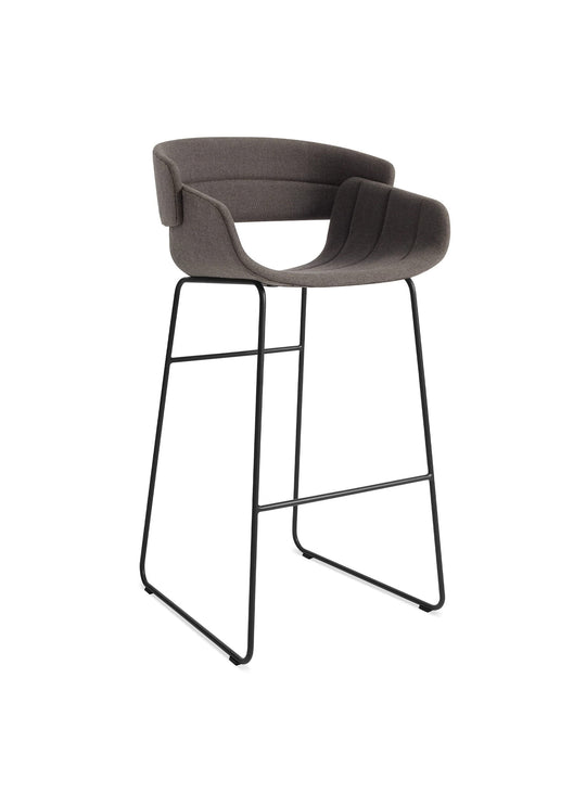 Tabouret de bar Racer Blu Dot : tabouret moderne, idéal pour bar ou cuisine. toohey charcoal