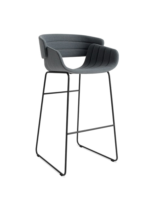 Tabouret de bar Racer Blu Dot : tabouret design, piètement acier et look élégant. maharam mode in machine