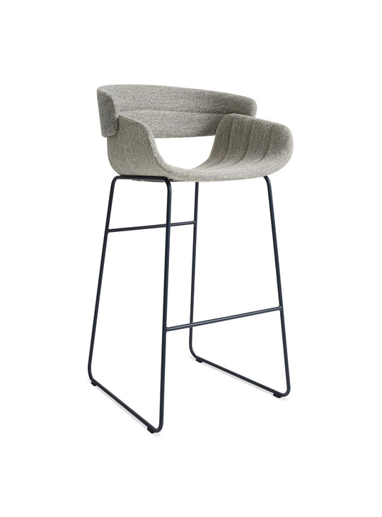 Tabouret de bar Racer Blu Dot : tabouret moderne, coque rembourrée et acier. tait marine