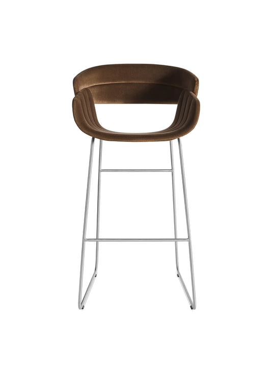 Tabouret de bar Racer Blu Dot : tabouret design, tissu et acier au style chic. coffee velvet