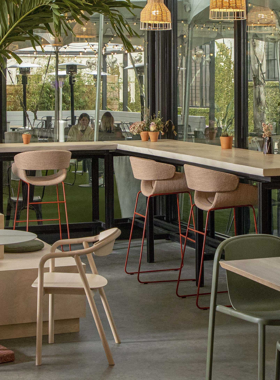 Tabouret de bar Racer Blu Dot : tabouret design rembourré, confort et style moderne. tait tomato