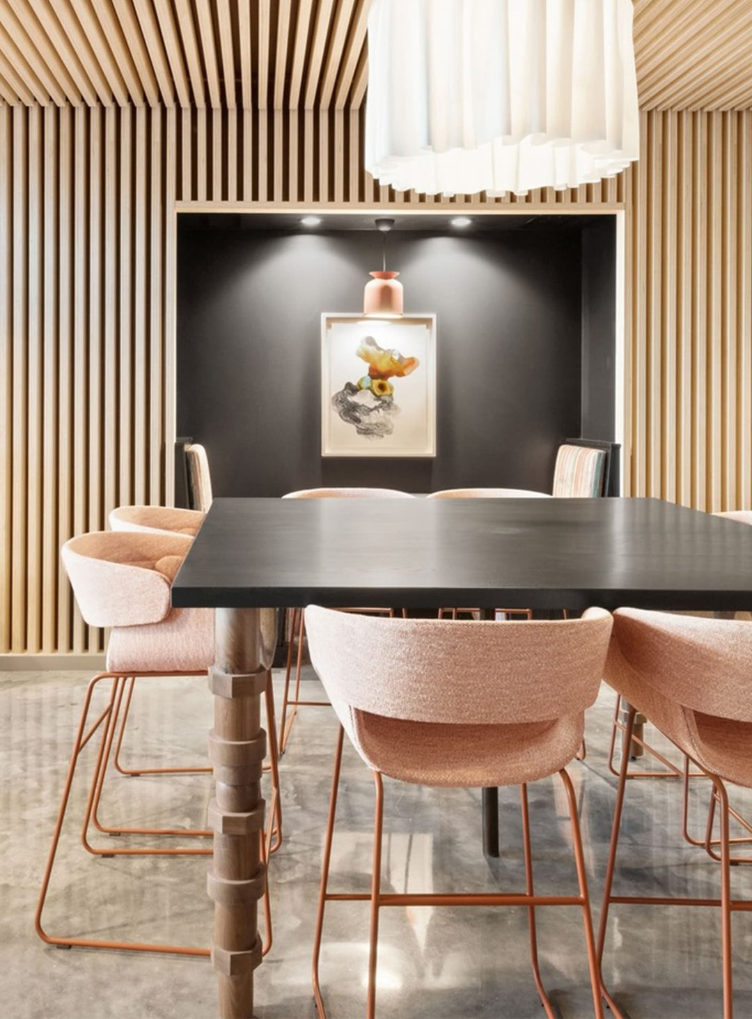Tabouret de bar Racer Blu Dot : tabouret design, idéal pour espace professionnel. tait tomato