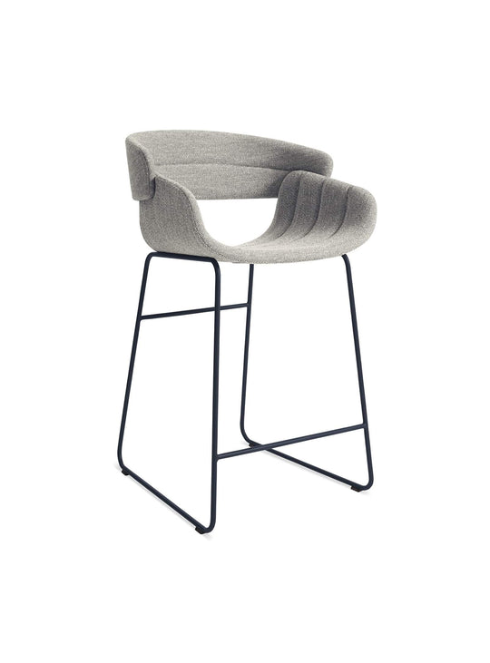 Tabouret Racer Blu Dot : tabouret moderne, assise confortable et piètement acier. tait marine