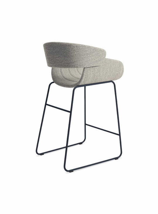 Tabouret Racer Blu Dot : tabouret design, piètement traîneau et look moderne. tait marine
