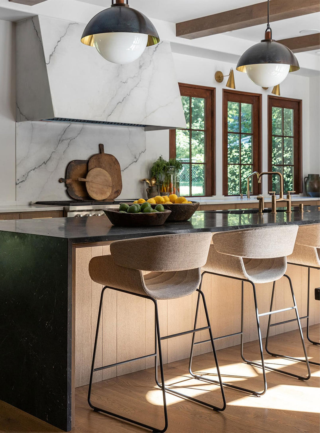 Tabouret Racer Blu Dot : tabouret de comptoir design, assise rembourrée et style moderne. tait stone
