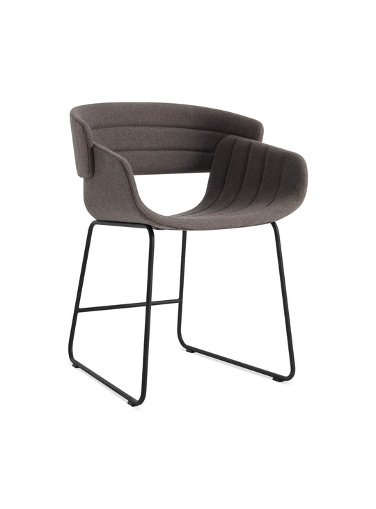 Chaise Racer Blu Dot : chaise rembourrée design, confort et style moderne. toohey charcoal