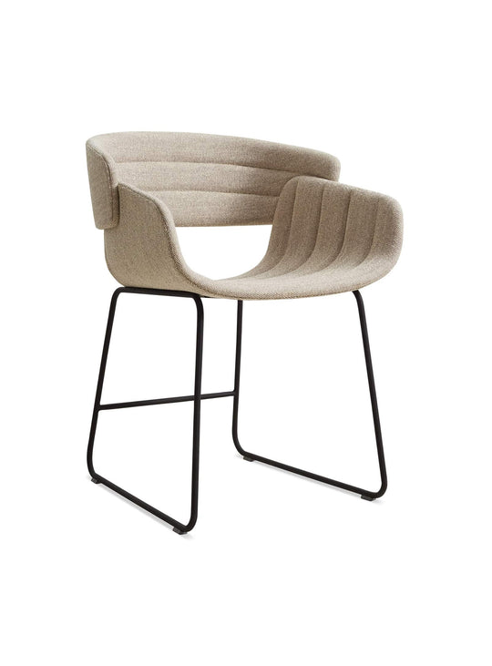 Chaise Racer Blu Dot : chaise design, coque rembourrée et look contemporain. tait stone