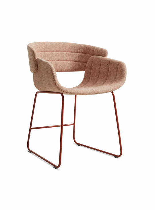 Chaise Racer Blu Dot : chaise moderne, assise confortable et lignes élégantes. tait tomato