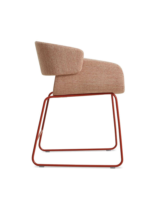 Chaise Racer Blu Dot : chaise moderne, idéale pour salle à manger design. tait tomato