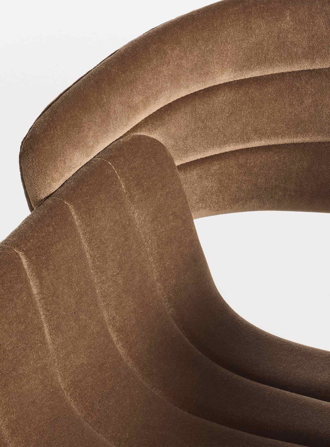 Chaise Racer Blu Dot : chaise design rembourrée, style chic et durable. coffee velvet