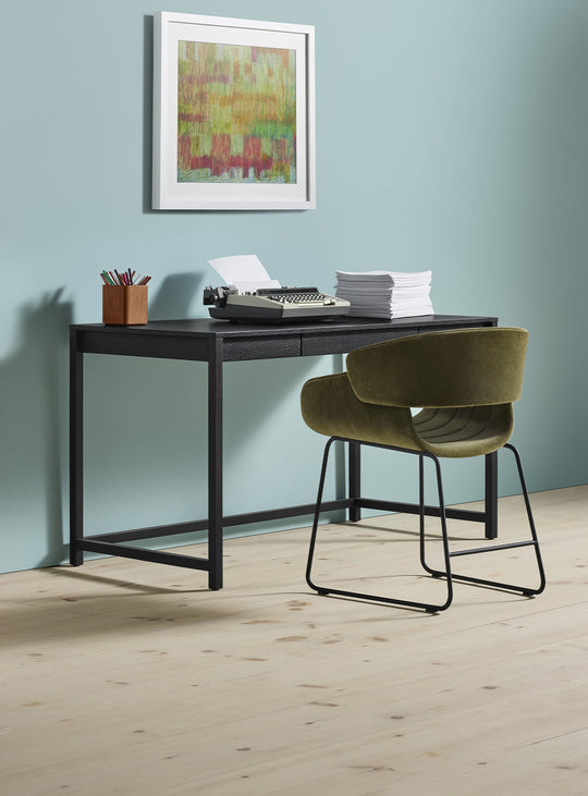 Chaise Racer Blu Dot : chaise contemporaine, style minimaliste et confortable. moss velvet