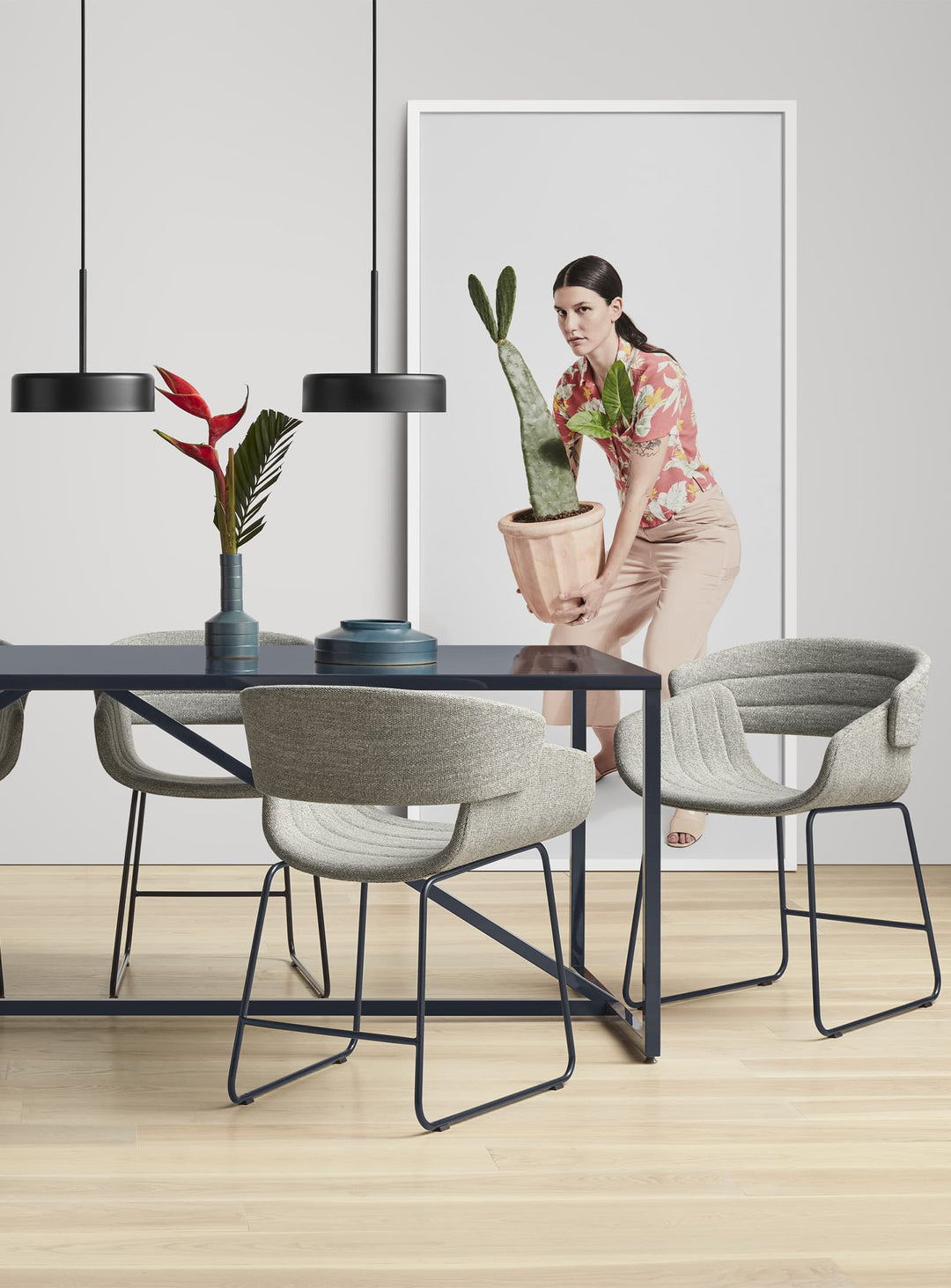 Chaise Racer Blu Dot : chaise design, lignes courbes et assise ergonomique. tait marine