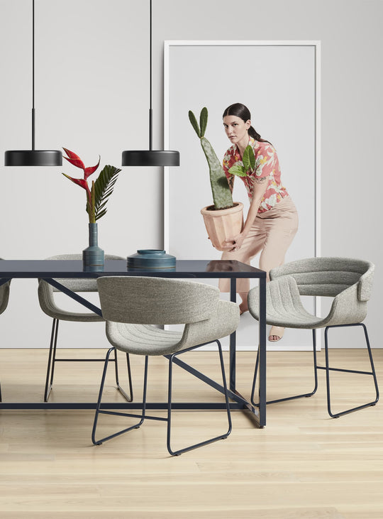 Chaise Racer Blu Dot : chaise design, lignes courbes et assise ergonomique. tait marine
