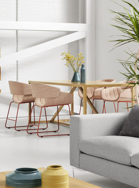 Chaise Racer Blu Dot : chaise moderne, tissu résistant et design élégant. tait tomato