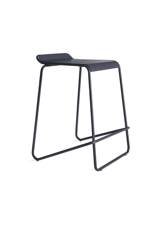 Blu Dot Ready : tabouret de comptoir empilable, stable et design. Bleu marine.