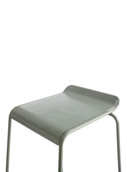 Tabouret de comptoir Ready de Blu Dot : confort et stabilité au quotidien. Vert.