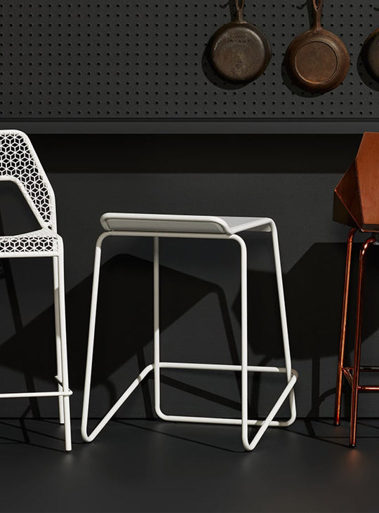 Tabouret de comptoir Ready de Blu Dot : design épuré et empilable. Blanc.