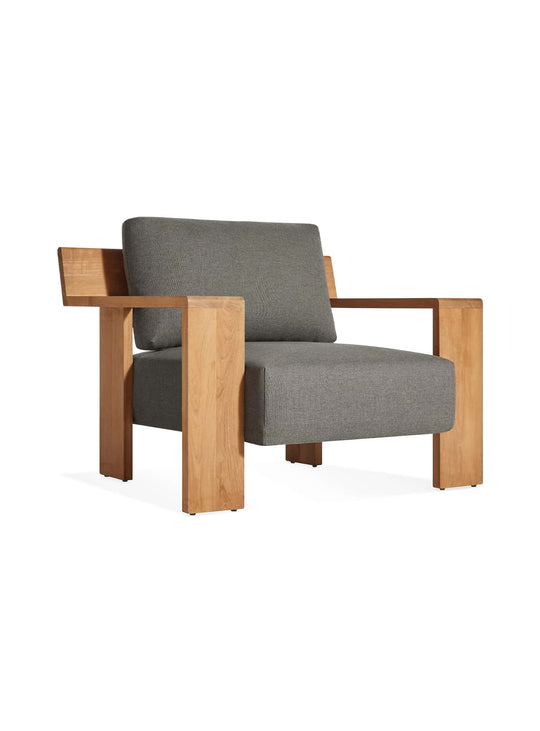Fauteuil Ridge Blu Dot : fauteuil de jardin design, confort durable et lignes architecturales. toohey charcoal