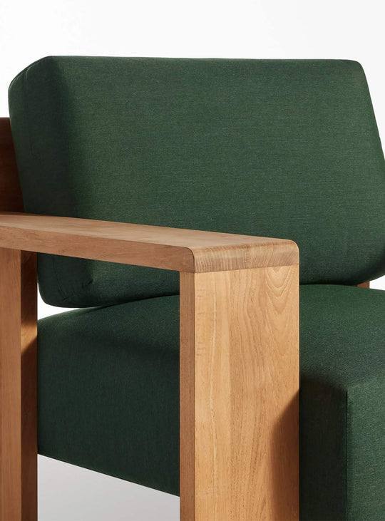 Fauteuil Ridge Blu Dot : fauteuil de jardin confortable, coussins résistants et look design. sunbrella ivy