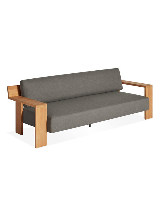 Sofa Ridge Blu Dot : sofa outdoor haut de gamme, teck massif et coussins résistants. toohey charcoal