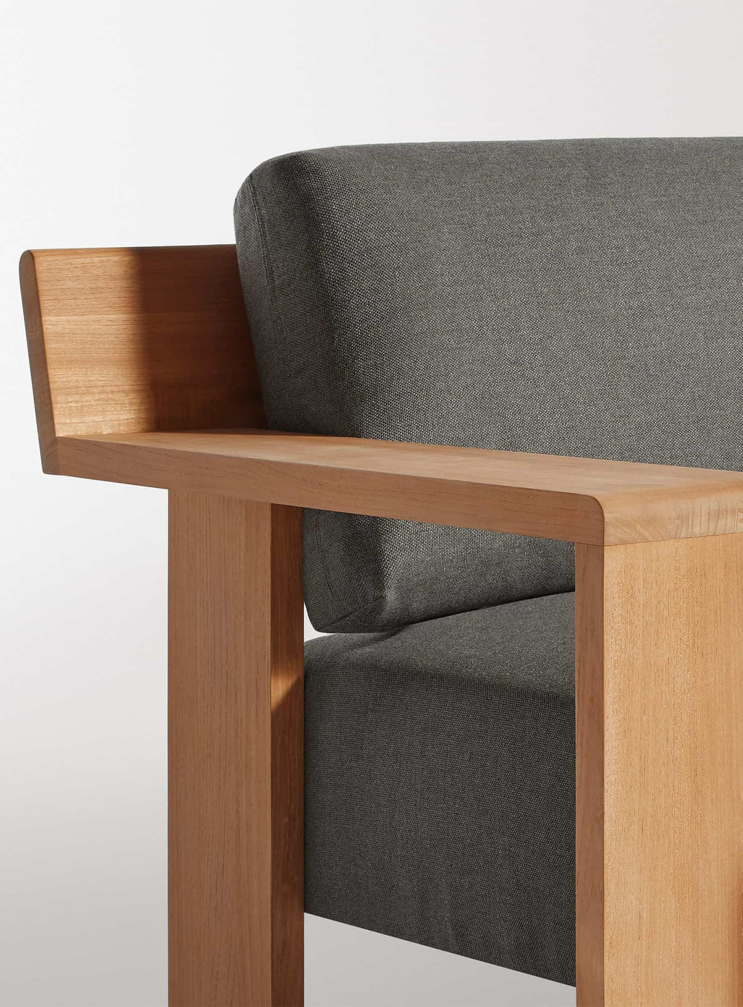 Sofa Ridge Blu Dot : sofa de jardin chic, lignes nettes et teck massif FSC®. toohey charcoal