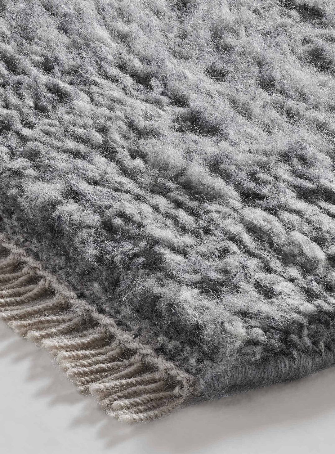 Tapis Shadow Blu Dot : texture dense, confort maximal et style épuré. charbon