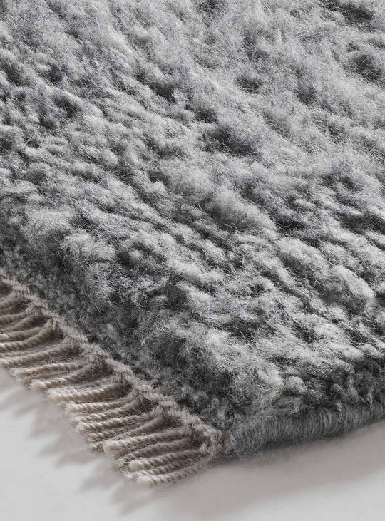 Tapis Shadow Blu Dot : texture dense, confort maximal et style épuré. charbon