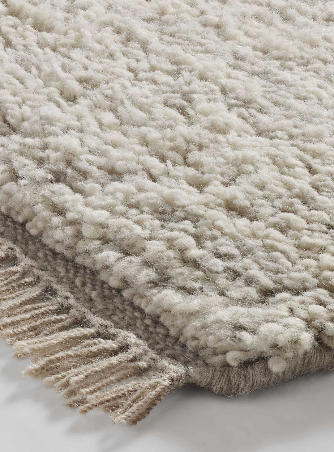 Le tapis Shadow Blu Dot, entre tradition artisanale et modernité. sable