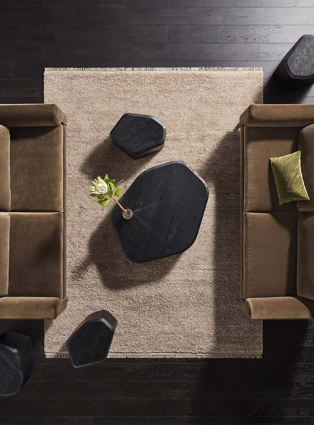 Tapis Shadow de Blu Dot : laine de Nouvelle-Zélande et confort luxueux. vison