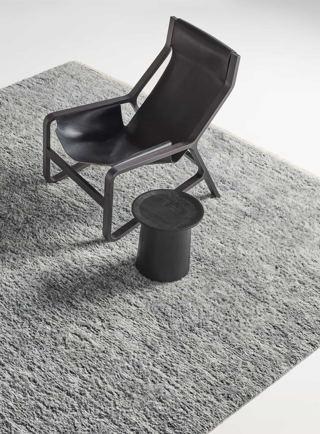 Tapis Shadow de Blu Dot : élégance naturelle et douceur incomparable. charbon