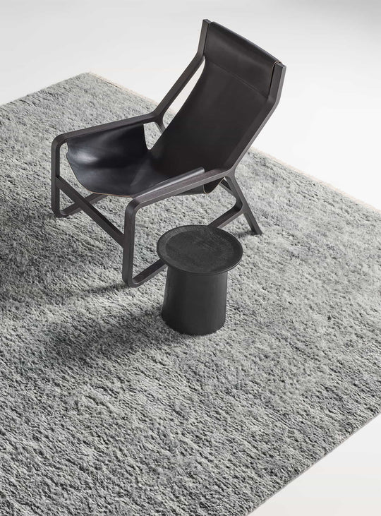 Tapis Shadow de Blu Dot : élégance naturelle et douceur incomparable. charbon