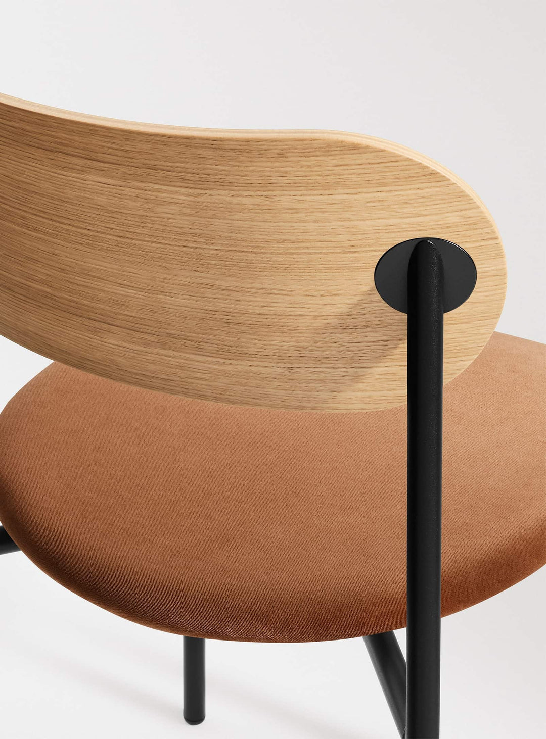 Chaise à dîner SideBySide de Blu Dot : parfaite pour repas quotidiens ou festifs. Cuivre.