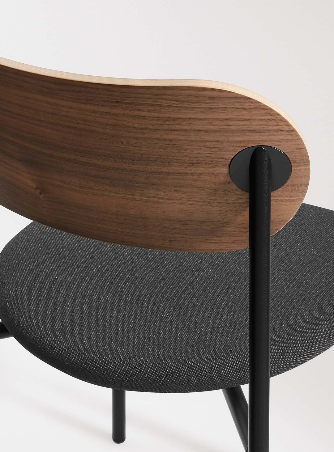 Blu Dot SideBySide : chaise à dîner design, pratique et confortable. Maharam Meld