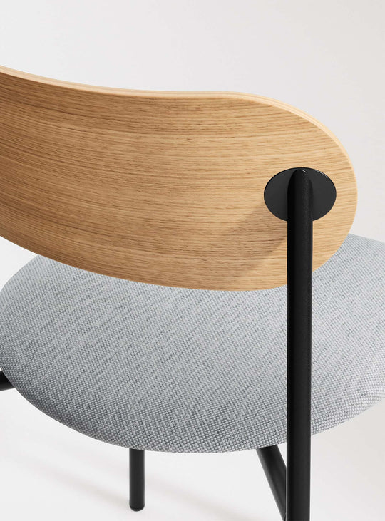 Chaise à dîner SideBySide de Blu Dot : robuste et empilable jusqu’à quatre unités. Maharam Mode