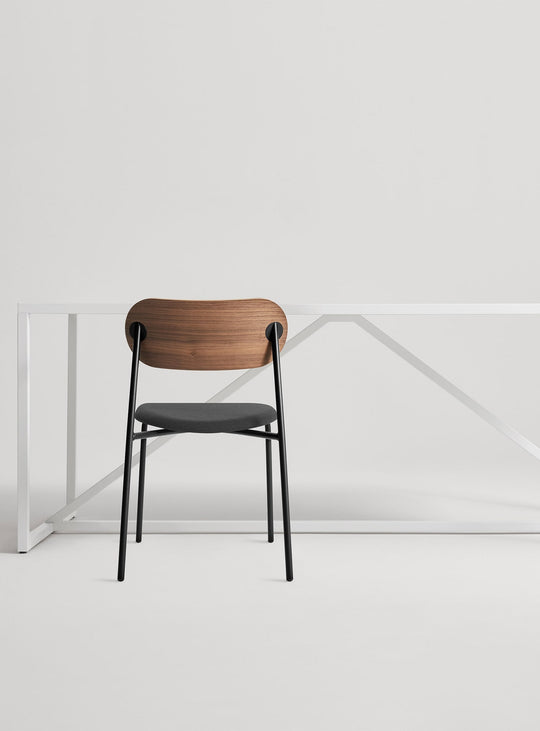 Chaise à dîner SideBySide de Blu Dot : tube d’acier rond et placage raffiné. Maharam Meld