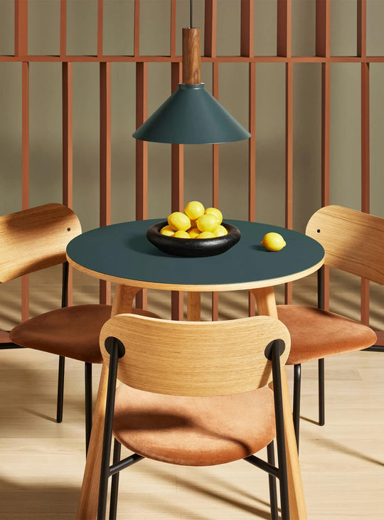 Chaise à dîner SideBySide de Blu Dot : design inspiré des chaises d’école revisité. Cuivre.