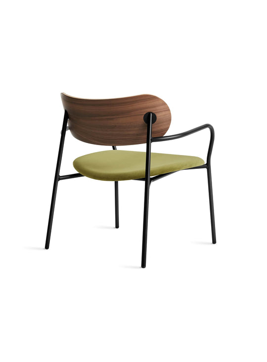 Chaise lounge SideBySide de Blu Dot, silhouette fluide et élégante. vert