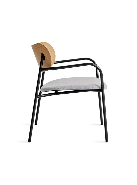 Fauteuil lounge SideBySide de Blu Dot, une icône du confort contemporain. maharam mode