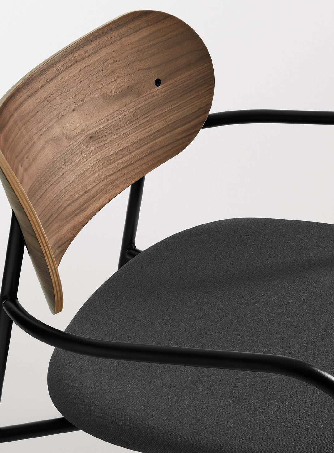 Fauteuil lounge SideBySide de Blu Dot, design durable et convivialité. maharam meld