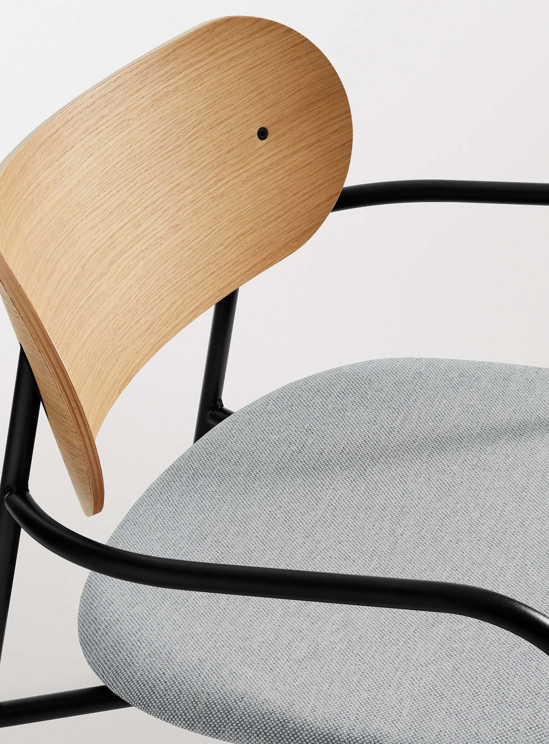 Chaise lounge SideBySide de Blu Dot, équilibre entre forme et fonction. maharam mode