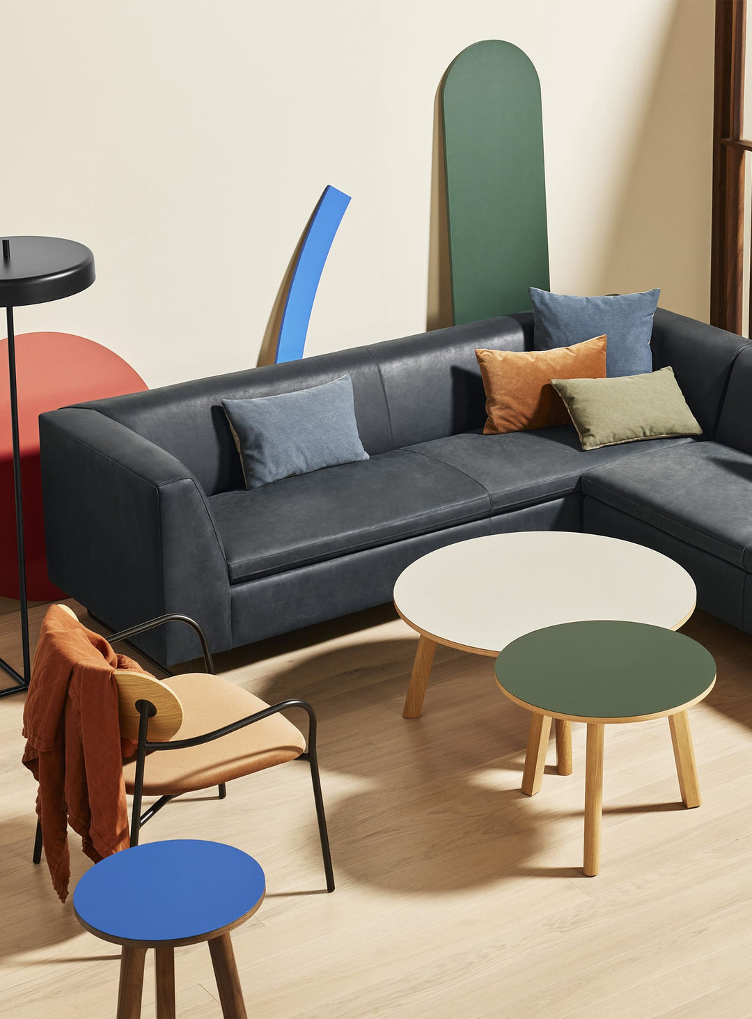 Chaise lounge SideBySide de Blu Dot, confort généreux et lignes pures. cuivre