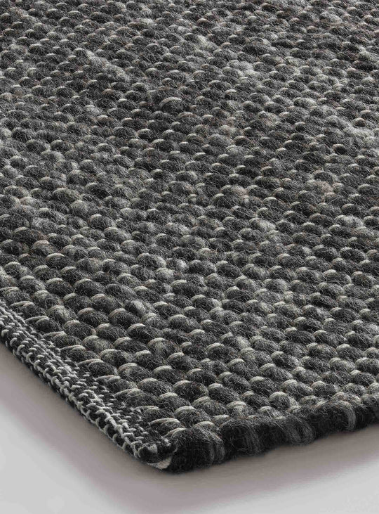 Tapis Sinder Blu Dot : design neutre, chaleur subtile et qualité durable. charbon