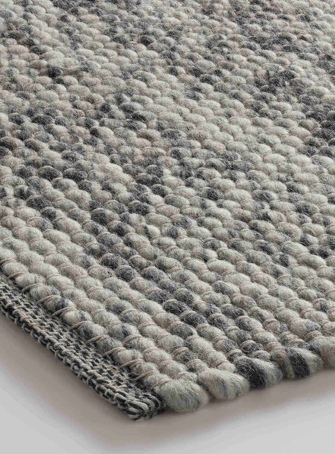 Blu Dot Sinder : tapis artisanal en laine 100 % naturelle et résistante. gris