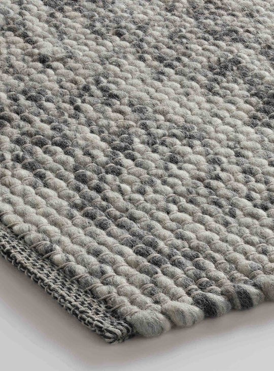 Blu Dot Sinder : tapis artisanal en laine 100 % naturelle et résistante. gris